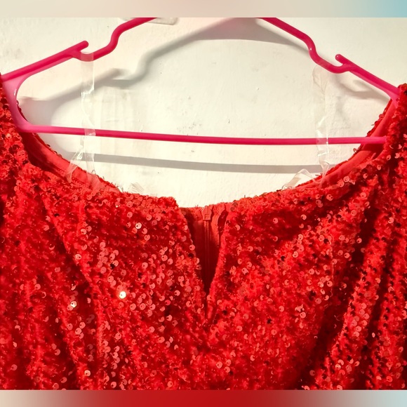 Elegant Red Off-Shoulder Sequin Dress - Picture 7 of 7